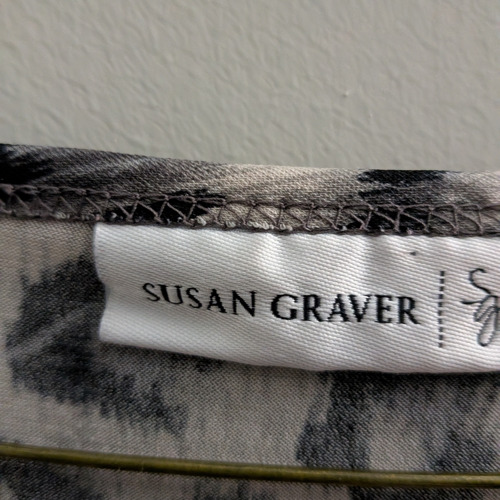Susan Graver Medium Black & White Leopard Print V-Neck Top EUC Animal Print - Picture 2 of 5
